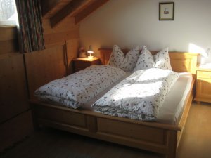 Schlafzimmer mit Holzböden und Betten in Übergröße 155X220